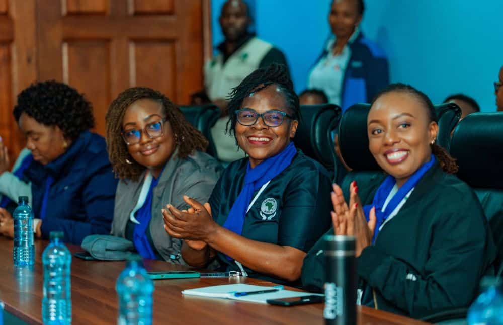 participants clapping during session